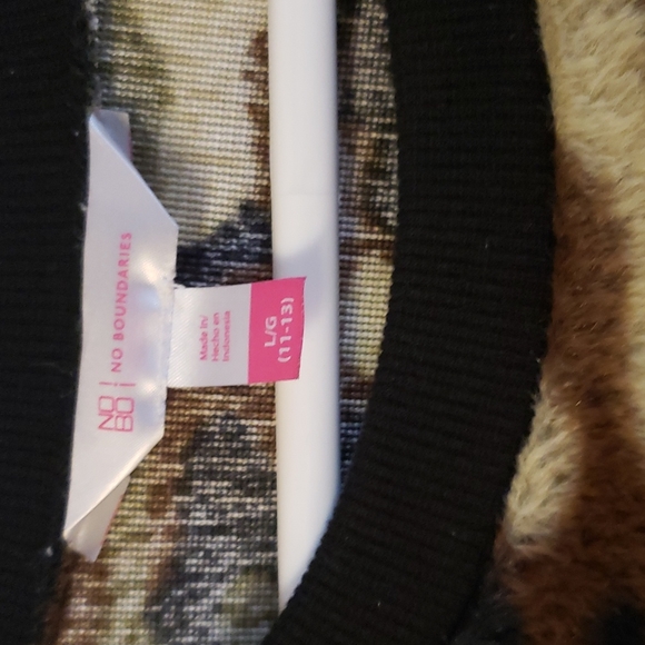 No boundaries faux fur camo pullover. - Picture 2 of 4